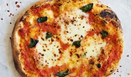 Pizza margherita la tigaie
