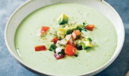 Supa de avocado cu salsa