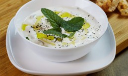 Cacik - salată turcească cu iaurt și castraveți