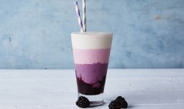 Smoothie în patru culori cu mure și zmeură