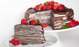 Tort de clătite cu cremă de mascarpone și zmeură