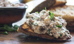 Tartine cu ciuperci și cremă de brânză