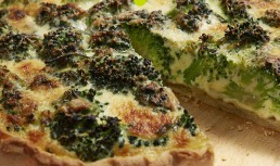 Tartă cu broccoli și brânză