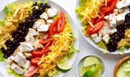 Salată taco cu pește și dressing de avocado