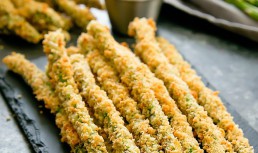 Sparanghel în crustă de parmezan