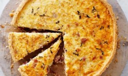 Quiche cu ceapă caramelizată, bacon și cheddar