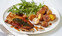 Porc saltimbocca si cartofi cu usturoi