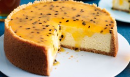 Cheesecake cu cocos si fructul pasiunii