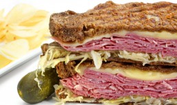 Sandwich Reuben cu carne de vită