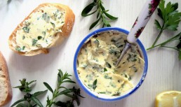 Cremă de unt cu usturoi și ierburi aromatice