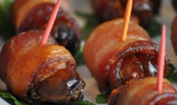 Aperitiv cu bacon si curmale