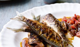 Sardine La Gratar Cu Chutney De Rosii