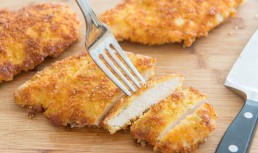 Piept de pui în crustă de parmezan