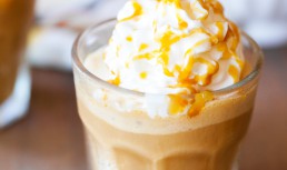 Frappe cu topping de caramel