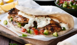 Gyros de pui cu tzatziki