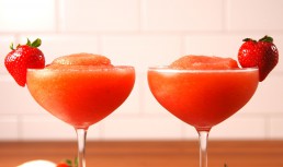 Cocktail cu căpșuni și vin rose
