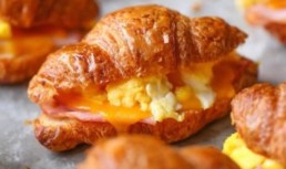 Croissant Cu Oua Si Sunca