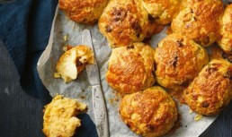 Bulete De Branza Si Ceapa Caramelizata