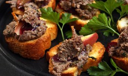 Bruschete cu ficat de pui si struguri caramelizati