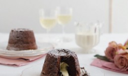 Lava Cake Cu Ciocolata Alba Si Neagra