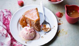 Tarta Cu Nuci Pecan Si Inghetata De Zmeura