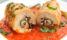 Involtini de pui - rulouri de pui cu prosciutto și busuioc