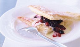 Foietaj Cu Fructe De Padure Si Crema De Vanilie