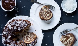 Tort "zebră" cu glazură de ciocolată și cocos