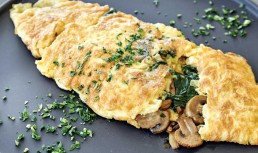 Omletă cu ciuperci și baby spanac
