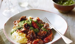 Carne de vită cu salsa de anşoa și mămăligă