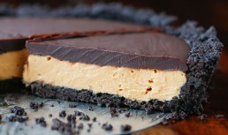 Prăjitură cu Oreo și unt de arahide