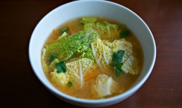 Supă Miso cu tofu și varză chinezească