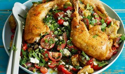Pulpe de pui cu oregano si salata de rosii cu feta