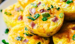 Brioșe cu ouă și bacon