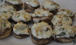 Ciuperci gratinate cu blue cheese și mozzarella
