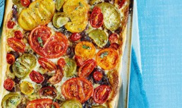 Tarta cu mascarpone, rosii si ceapa caramelizata