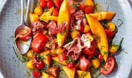 Salată cu pepene galben și prosciutto