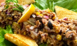 Salată de ton, rețetă simplă, rapidă și cu puține calorii