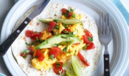 Mic dejun mexican cu tortilla si avocado