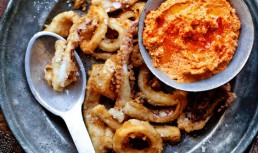 Calamari Cu Sos Romesco