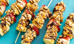 Kebab de fructe cu ciocolată și alune