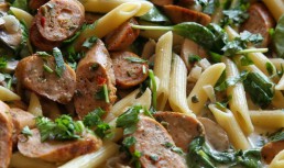 Penne cu cârnați și ciuperci