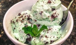 Inghetata cu menta si fulgi de ciocolata