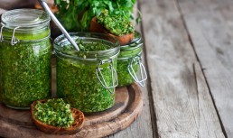 Pesto de pătrunjel și nuci