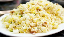 Orez prăjit (fried rice) cu ouă și bacon