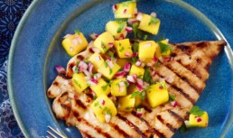 Pui La Gratar Cu Salsa De Mango Si Ceapa Rosie