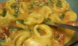 Tortellini cu spanac si rosii