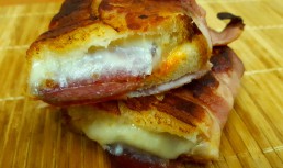 Sandviș cu brânză și salam, învelit în bacon