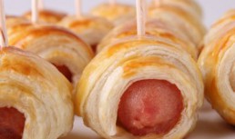 Cremvurști în aluat foietaj (Pigs in a blanket)