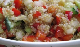 Salata mediteraneana de quinoa
